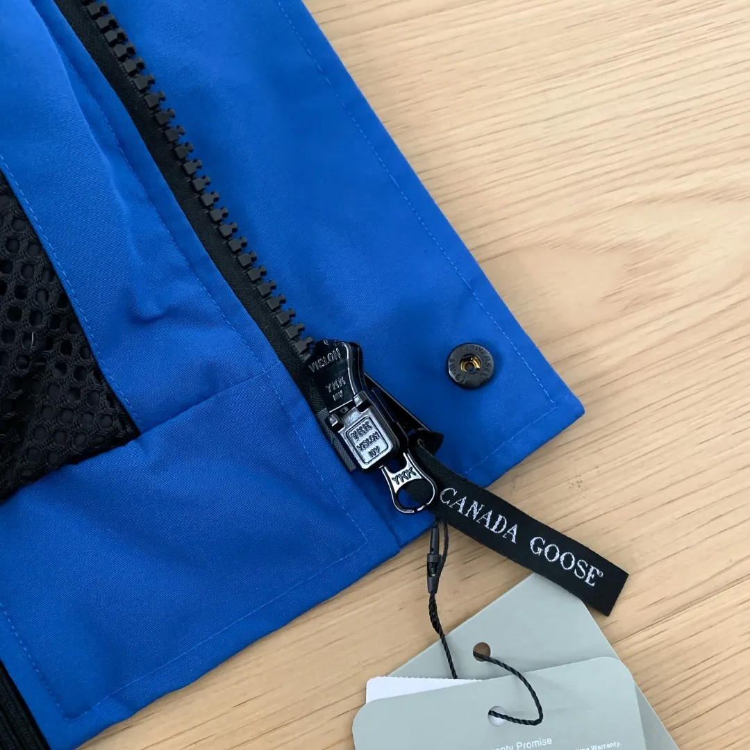 Style No.: Y 83 Canada goose/Canada Goose 01 Couple Expedition Parka Down Jacket, Authentic original version, you need to compare Authentic to check at any time, all accessories are customized from the original factory 💯The fabric is compared to the softness and hardness of Authentic and can be restored by kneading at will (fabric misunderstanding: Fabrics with high hardness are not waterproof. Only those who buy this year's latest Authentic version will notice the softness and comfort of the fabric) 💯Authentic white duck down synchronized with down, fluffy and not clumping, electronically controlled down filling machine filled with down 💯Customized Authentic YKK military-grade copper core zipper puller, high hardness and no jamming 💯The fur collar is purchased from Western Canada coyote skin and is customized 💯Big goose label, collar label, washed label, hang tag, zipper cord, pocket label, back label, collar velvet, Velcro fasteners, all details of cuffs are updated simultaneously with Authentic. The best version, the most complete color matching, battle all kinds of products. Color: Cream White Black Charcoal Gray Navy Blue Red Blue Size: XS-XXL
